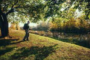 ein Mann Wandern foto