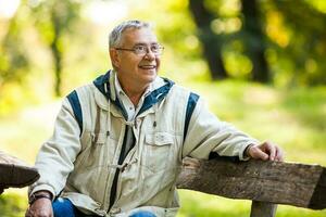 ein Senior Mann im das Park foto