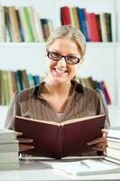 ein Frau beim das Bibliothek foto