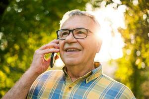 ein Senior Mann im das Park foto