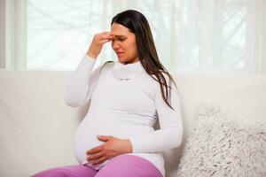ein schwanger Frau mit Beschwerden foto