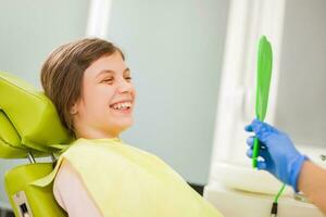 ein Kind beim das Zahnarzt foto