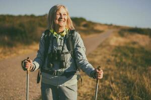 ein Senior Frau Wandern foto