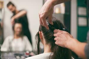 ein Frau beim ein Haar Salon foto