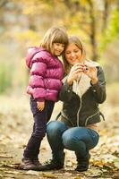 ein Mutter mit ihr Tochter im das Park foto