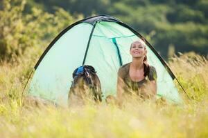 ein Frau Camping allein im das Wildnis foto