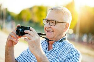 ein Senior Mann im das Park foto