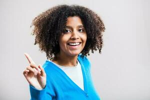 Porträt von afro Frau mit ein Blau Strickjacke foto