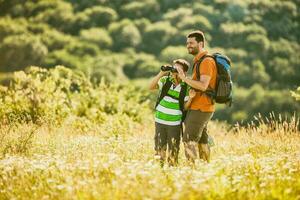 Vater und Sohn Ausgaben Zeit draußen foto