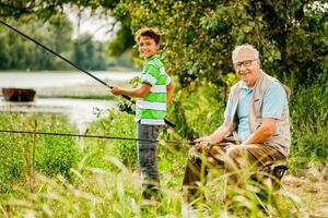 ein Großvater und seine Neffe Angeln foto