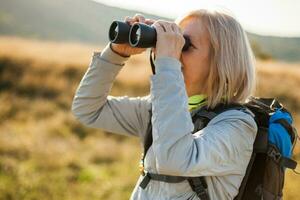 ein Senior Frau Wandern foto