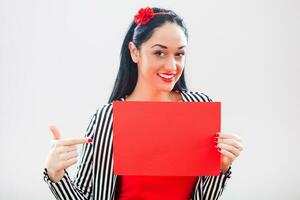 ein Frau halten ein rot Papier foto
