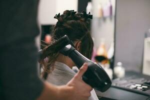 ein Frau beim ein Haar Salon foto