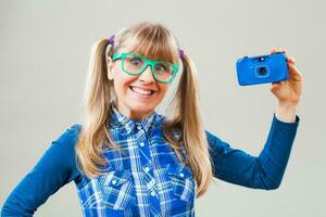 Porträt von ein Frau mit Grün Brille und Kamera foto