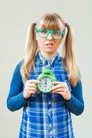 Porträt von ein Frau mit Grün Brille und ein Uhr foto