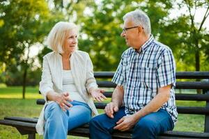 ein Senior Paar Ausgaben Zeit zusammen im das Park foto