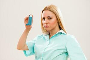 ein Krankenschwester mit ein Inhalator foto