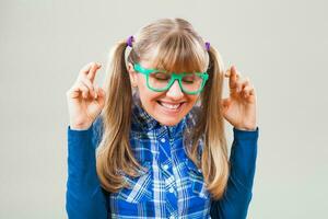 Porträt von ein hoffnungsvoll Frau mit Grün Brille foto