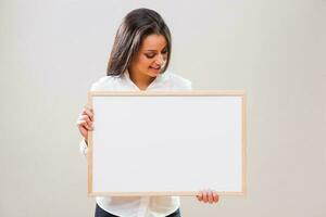 ein Frau mit ein leer Tafel Anzeige foto