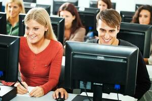 Studenten Lernen im ein Computer Labor foto