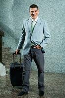 ein Geschäftsmann mit ein Reise Tasche foto