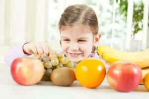 wenig Mädchen mit Früchte zum Gesundheit und Wellness Konzept foto