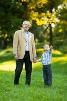 ein Großvater und seine Enkel Ausgaben Zeit zusammen draußen foto