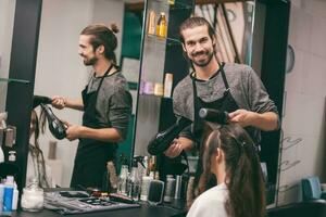 ein Frau beim ein Haar Salon foto