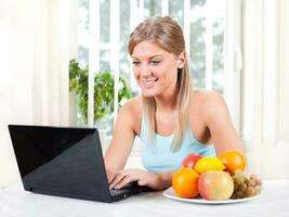 jung blond Frau mit Obst zum Gesundheit und Wellness Konzept foto