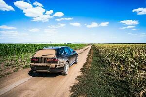 ein Fahrzeug auf ein staubig Straße im Landschaft foto