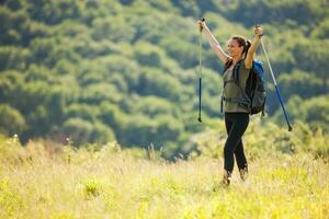 ein Frau Wandern foto