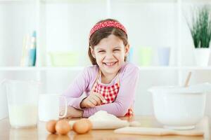 ein jung Mädchen Kochen foto