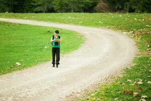 ein Frau Wandern foto