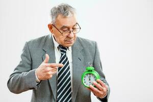 Porträt von ein Senior Geschäftsmann mit ein Uhr foto