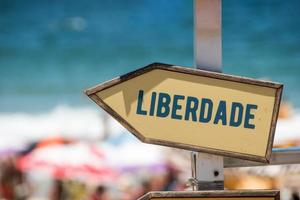 Wegweiser mit dem Wort Freiheit in Portugiesisch in Rio de Janeiro geschrieben foto