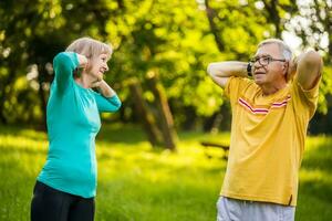 ein Senior Paar tun physisch Übungen foto