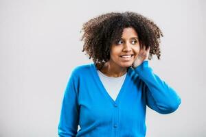 Porträt von afro Frau mit ein Blau Strickjacke foto