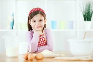 ein jung Mädchen Kochen foto