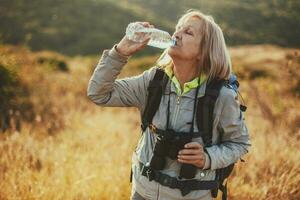 ein Senior Frau Wandern foto