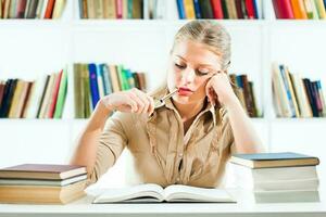 ein Frau beim das Bibliothek foto