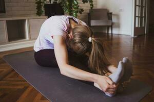 jung Frau üben Pilates und Yoga Übungen beim Zuhause foto