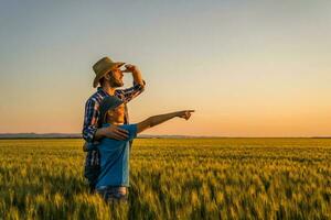 Vater und Sohn Stehen im ein Weizen Feld foto