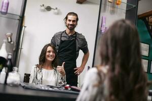 ein Frau beim ein Haar Salon foto