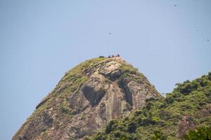 Menschen versammelten sich auf dem Gipfel zweier Bergbruder in Rio de Janeiro foto