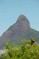 Zwei-Bruder-Hügel von Rodrigo de Freitas Lagune in Rio de Janeiro gesehen
