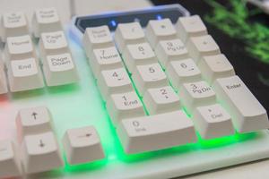 weiße Spielertastatur mit bunten Lichtern foto