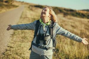 ein Senior Frau Wandern foto