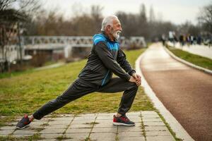 ein Senior Mann tun physisch Übungen foto