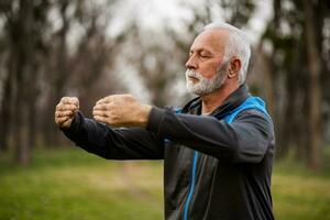 ein Senior Mann tun physisch Übungen foto