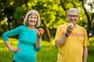 ein Senior Paar tun physisch Übungen foto